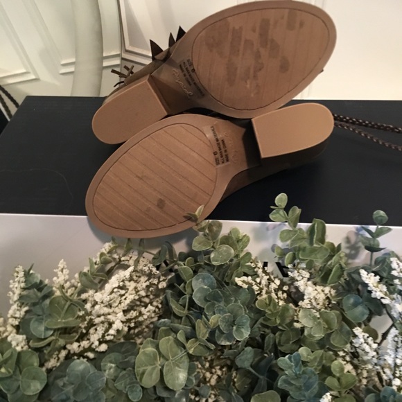 Feather and Leather Baby! 🔥 - Picture 3 of 3